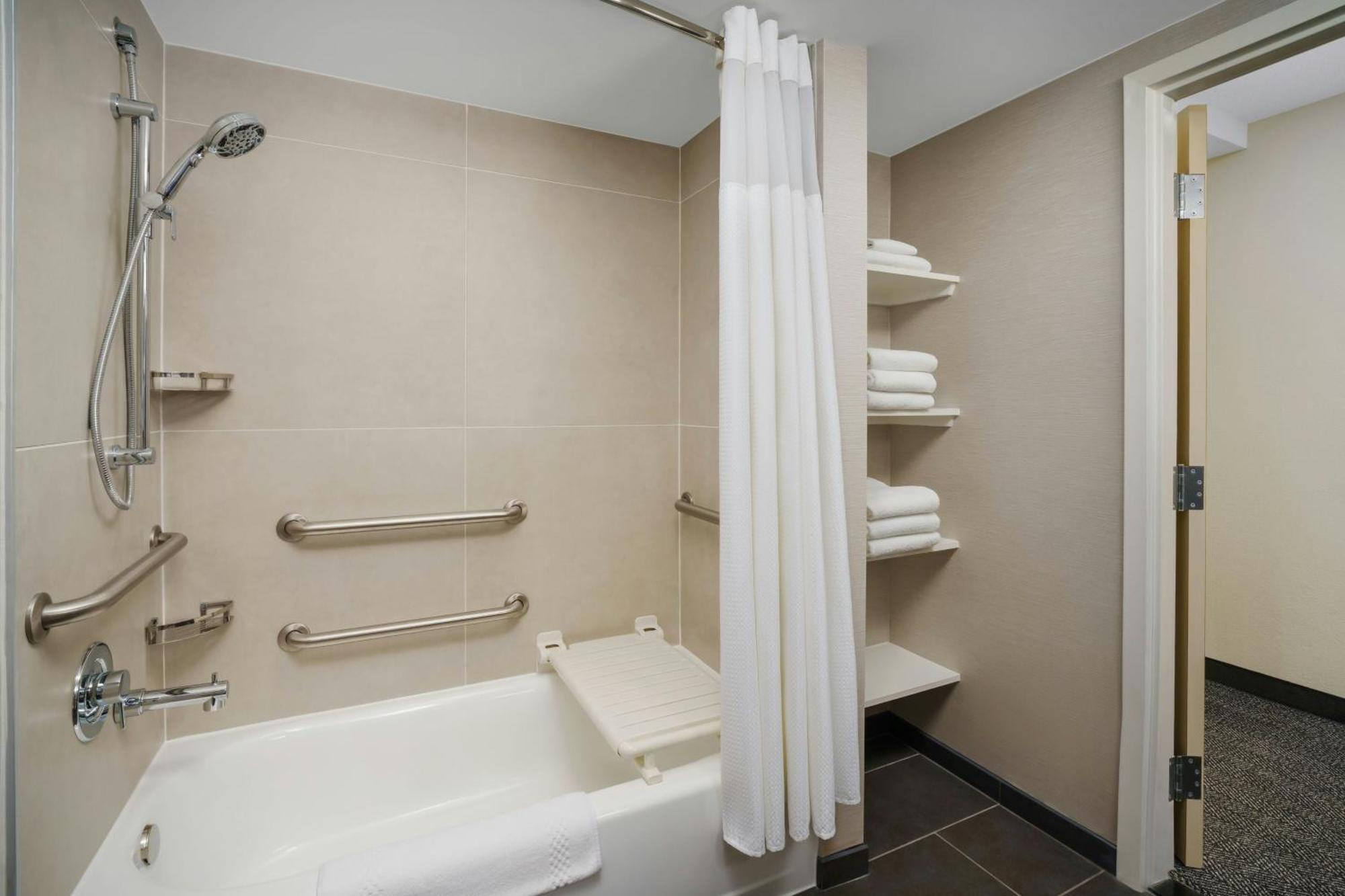 Отель Courtyard Chicago Midway Airport Bedford Park Экстерьер фото