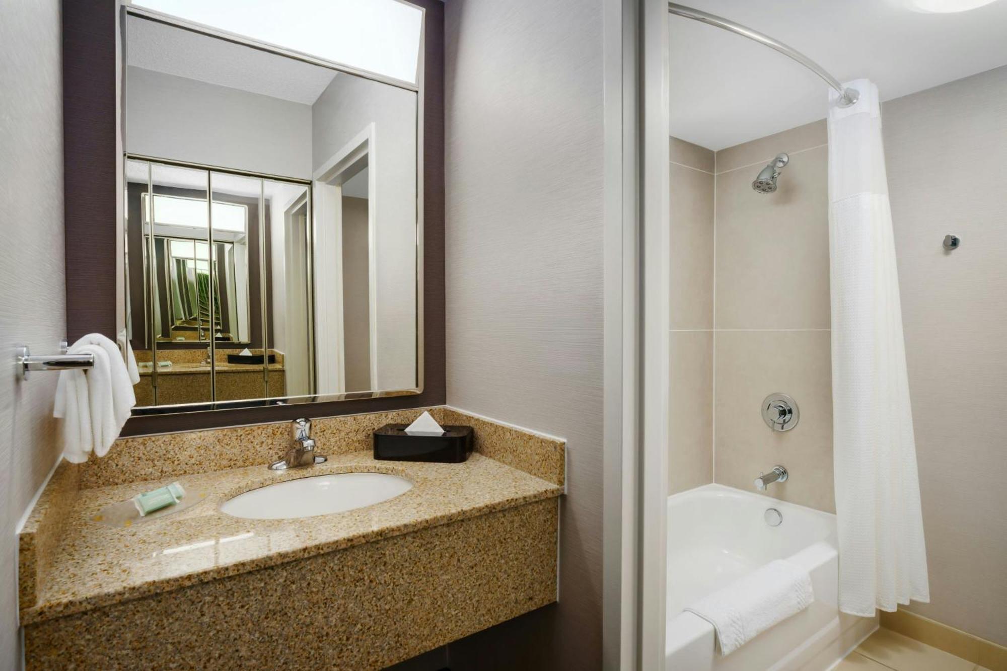 Отель Courtyard Chicago Midway Airport Bedford Park Экстерьер фото